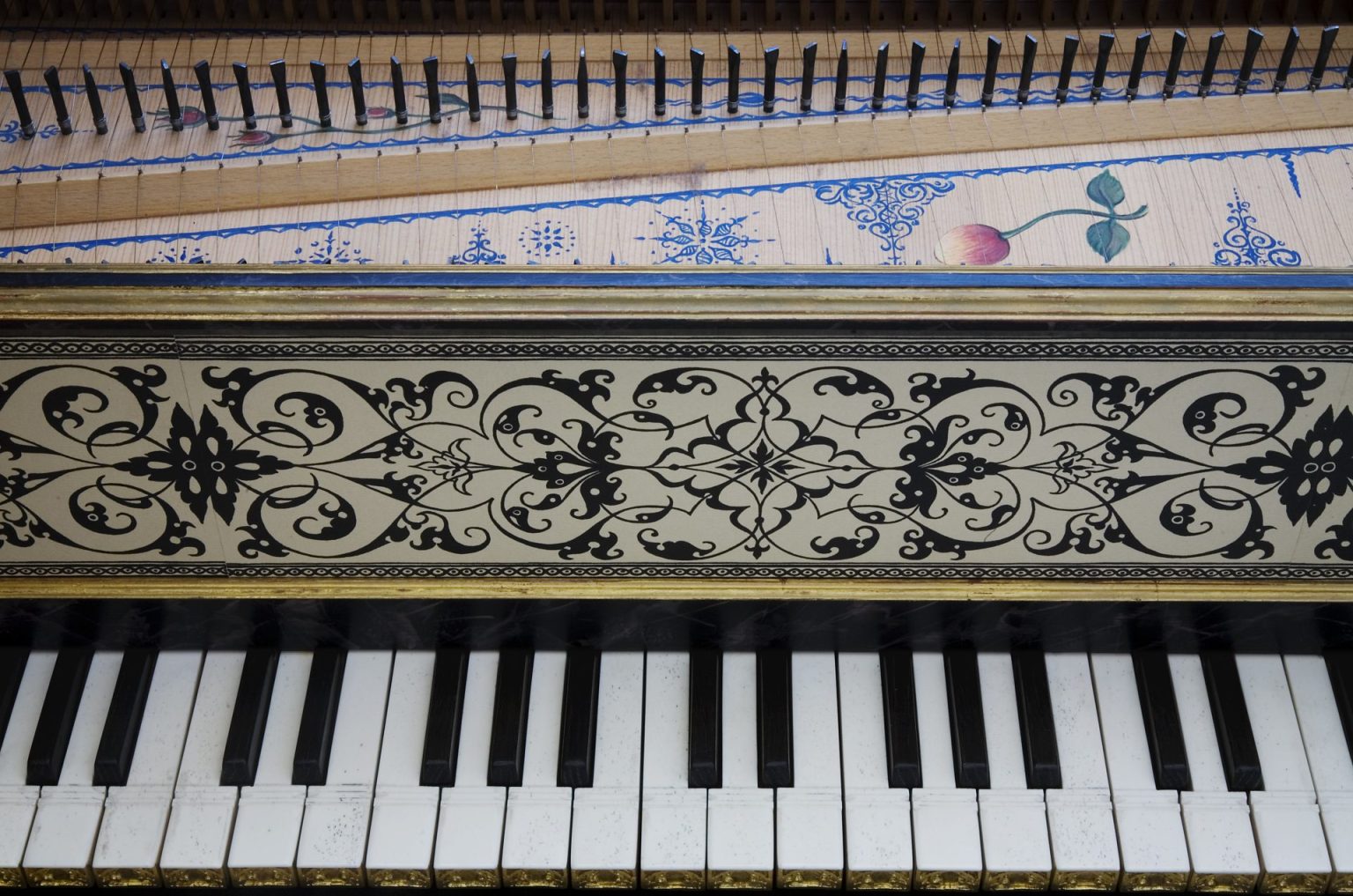 Berlin-_Musical_instruments_cembalo_keyboard_Harpsichord_-_4006
